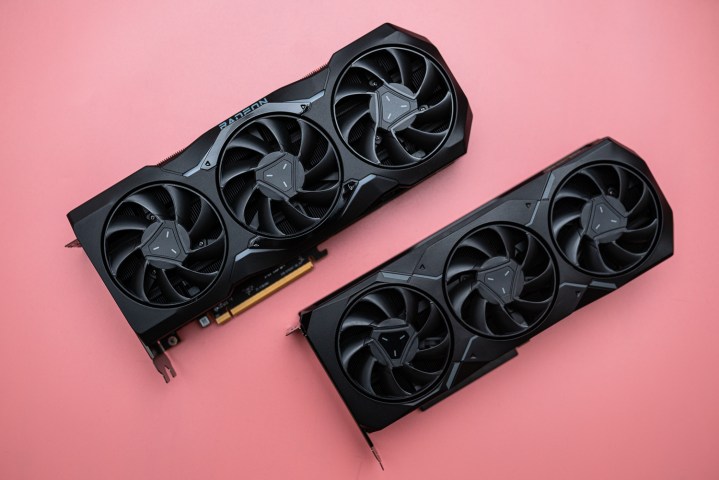 Zwei AMD Radeon RX 7000 Grafikkarten auf einer rosa Oberfläche.