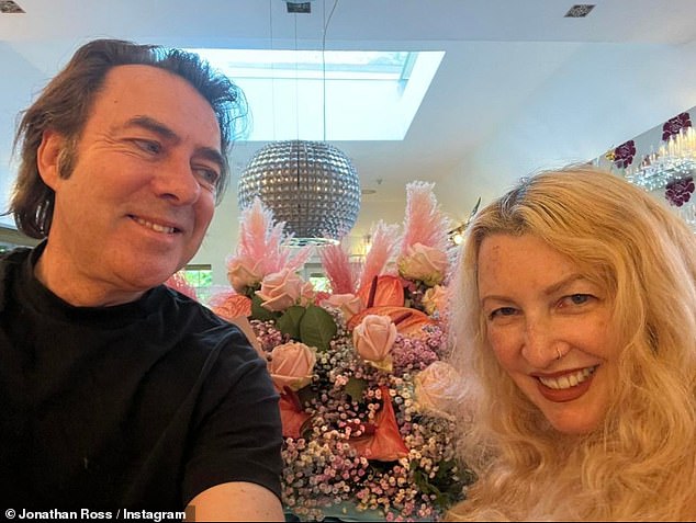 Letztes Jahr feierte das Paar im August seinen 35. Hochzeitstag mit einer herzlichen Hommage auf Instagram