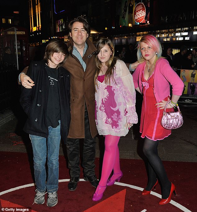 Das Paar hat drei erwachsene Kinder, Betty (32), Harvey (31) und Honey (26), die ihren Vater auf vielen roten Teppichen begleitet haben (wie im Jahr 2009 abgebildet).
