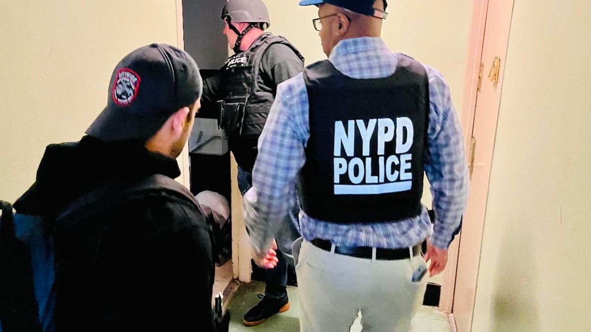 NYPD stellt Haftbefehl im Raubfall aus