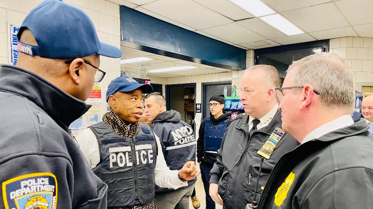 Der Bürgermeister von New York, Eric Adams, bespricht die Razzia mit NYPD-Führungskräften