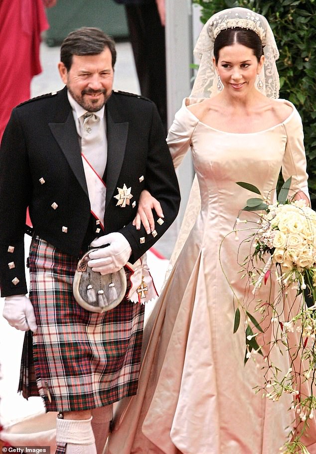 Im Bild: Der ehemalige Universitätsdozent John Donaldson sieht, wie er seine Tochter Mary bei ihrer Hochzeit 2004 zum Altar führt