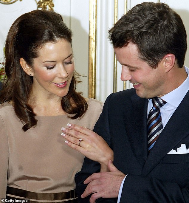 Prinzessin Mary präsentiert den Medien ihren Verlobungsring während einer Pressekonferenz auf Schloss Fredensborg am 8. Oktober 2003