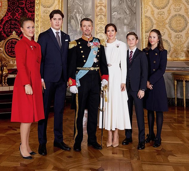 König Frederik und Königin Mary (Mitte) posieren mit ihren Kindern Prinzessin Isabella (links), Kronprinz Christian (zweiter von links), Prinz Vincent (zweiter von rechts) und Prinzessin Josephine (rechts).