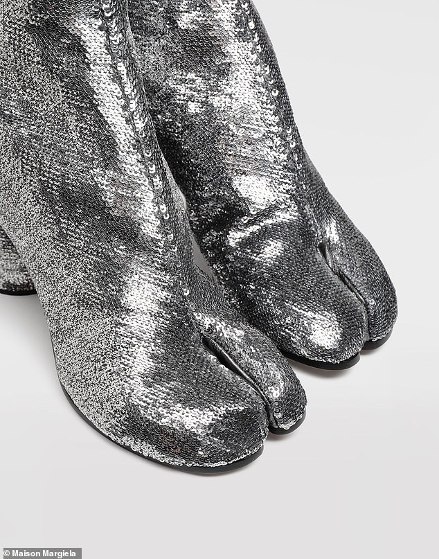 Die Tabi-Schuhe stammen aus Japan und verfügen über eine geteilte Zehenpartie, um Stabilität und Flexibilität zu fördern.  Oben abgebildet sind Maison Margielas Tabi-Stiefel mit silbernen Pailletten, die im Einzelhandel für 990 £ erhältlich sind