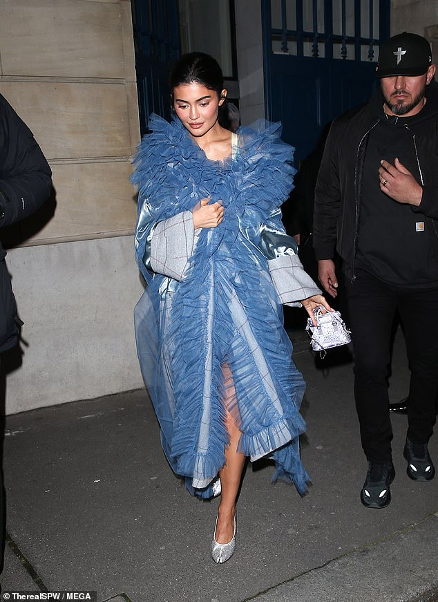 Und Kylie Jenner folgte diesem Beispiel mit einem funkelnden Paar juwelenbesetzter Tabis, ebenfalls auf der Pariser Modewoche