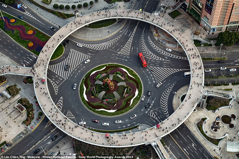 „Das Design des Pearl Ring Roundabout in Peking, China, harmoniert nahtlos mit den detaillierten Mustern seiner Umgebung“, heißt es im Wettbewerb für dieses faszinierende Bild mit dem Titel „Traffic Circle“, Gewinner der Malaysia National Awards