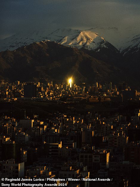 Der Fotograf Reginald James Lorico hat diesen Sonnenaufgang über Teheran eingefangen und die Jury so beeindruckt, dass sie Gold bei den Philippines National Awards gewann.  „Das sonnendurchflutete Gebäude erinnerte mich an den Monolithen im Film 2001: Odyssee im Weltraum“, sagt der Fotograf