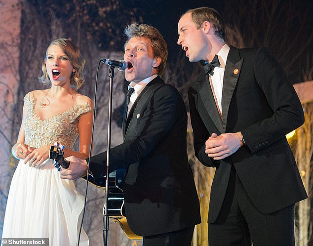 Laut Ronnie Wood scheint Taylor Swift einen Fan im Prince of Wales zu haben.  Im Bild singt Prinz William mit Taylor Swift und Jon Bon Jovi bei einer Spendengala im November 2013