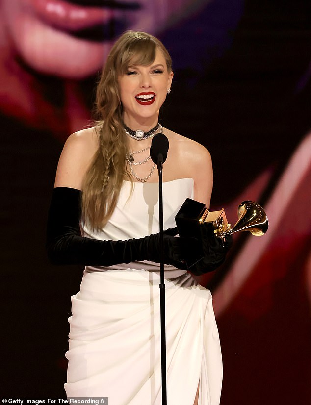 Taylor Swift, 34, nutzte am Sonntag ihren 13. Grammy-Award-Gewinn, um ein überraschendes neues Album anzukündigen, das am 19. April erscheinen wird