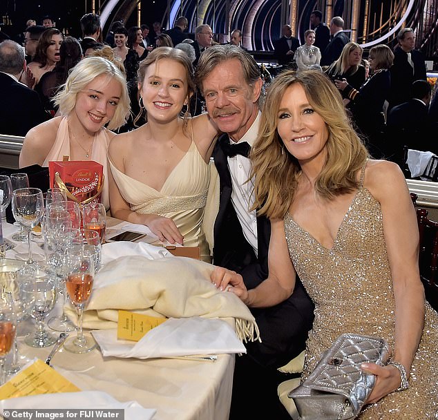 Felicity mit den Töchtern Georgia (ganz links) und Sophia (zweite von links) und Ehemann William H. Macy bei den Golden Globes 2019