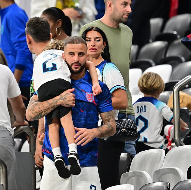 Walker ist mit seinem kleinen Sohn und seiner Frau Annie bei der Weltmeisterschaft 2022 abgebildet