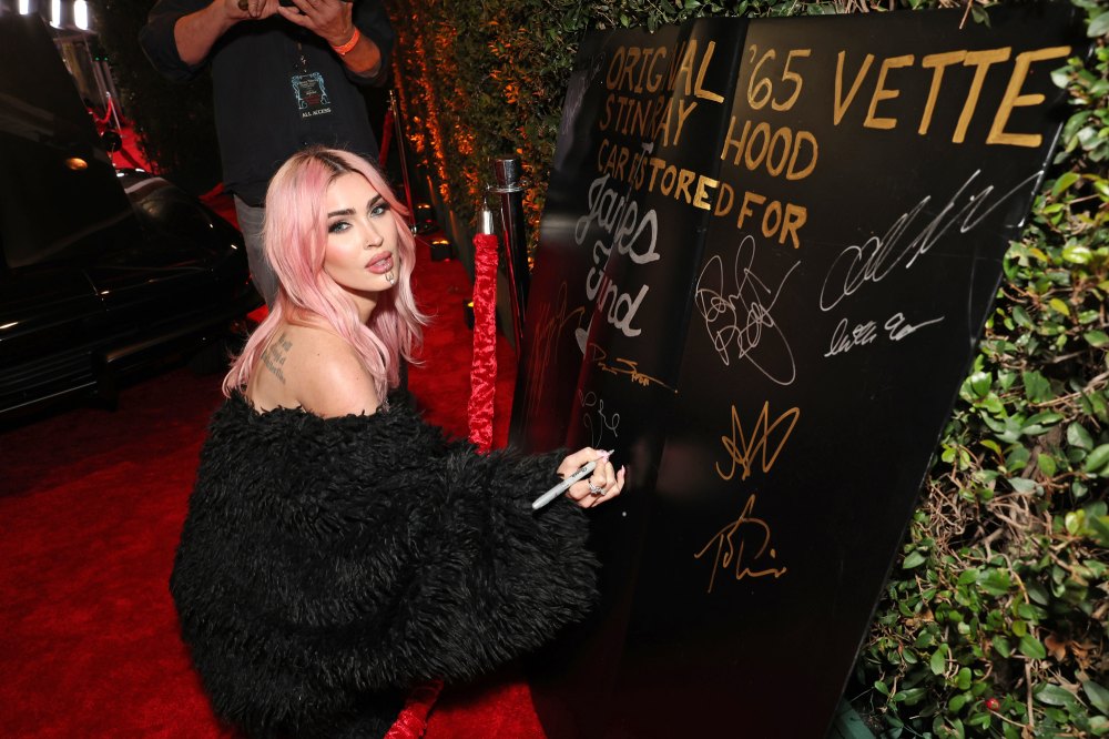 Megan Fox trägt bei den Grammys 2024 ein durchsichtiges Netz-Minikleid und rosa Haare