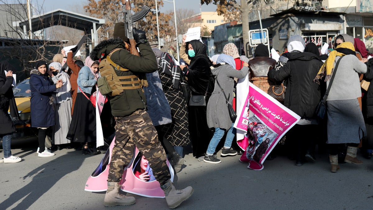 Taliban-Frauen protestieren gegen Afghanistan