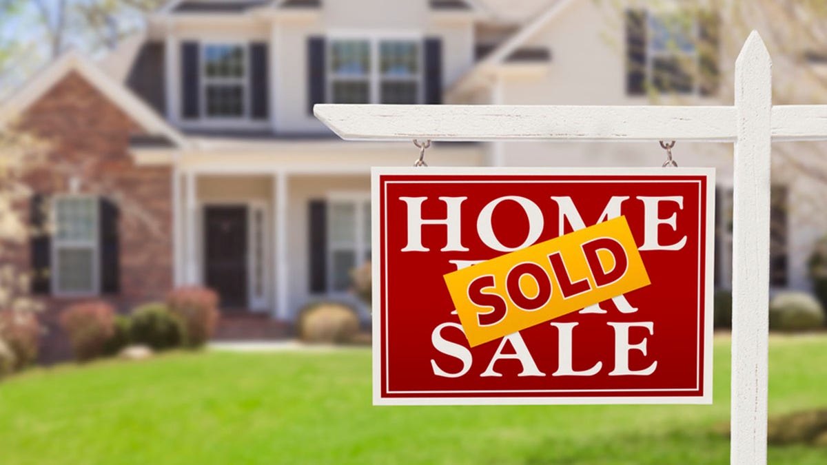 Verkauft Haus zum Verkauf Immobilienschild und Haus
