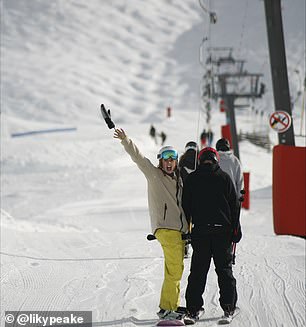 Sie behauptet, dass wir am Ende der Saison alle hervorragende Snowboarder und Skifahrer werden.