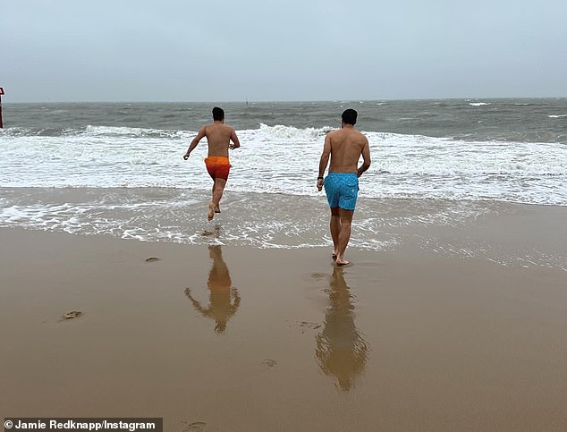 Das Trio wagte am Dienstagmorgen den Sprung ins eiskalte Wasser am Strand, bevor es gemeinsam in Badehosen posierte