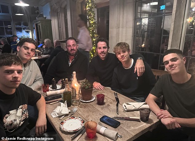 Der Experte teilte auch ein Gruppenfoto von ihm, Mark und Charley beim Essen mit Jamies anderem Sohn Beau