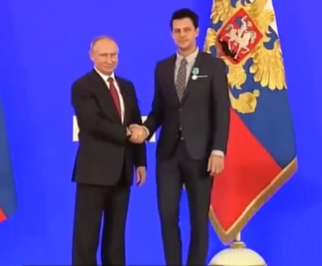Das Ministerium veröffentlichte ein Video, in dem Biković (im Bild rechts) zu sehen ist, wie er Wladimir Putin (im Bild links) bei einer Zeremonie, bei der ihm ein höchster Kulturpreis überreicht wurde, die Hand schüttelte