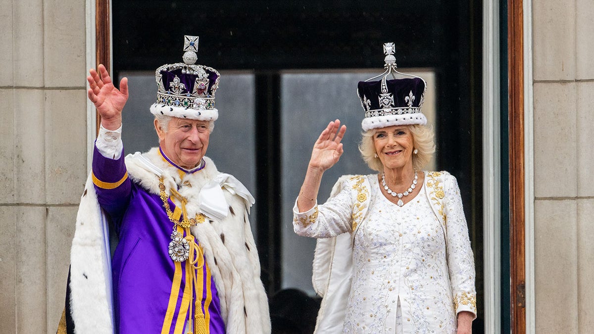 König Charles und Königin Camilla in königlichen Insignien auf dem Balkon des Buckingham Palace