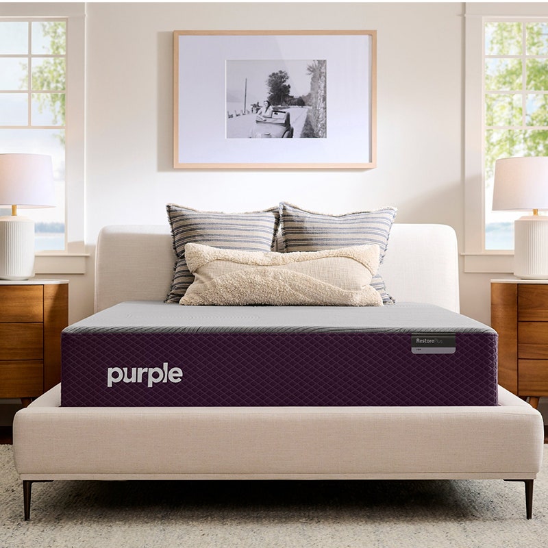Die Purple RestorePlus Hybridmatratze in einem hell erleuchteten Raum.