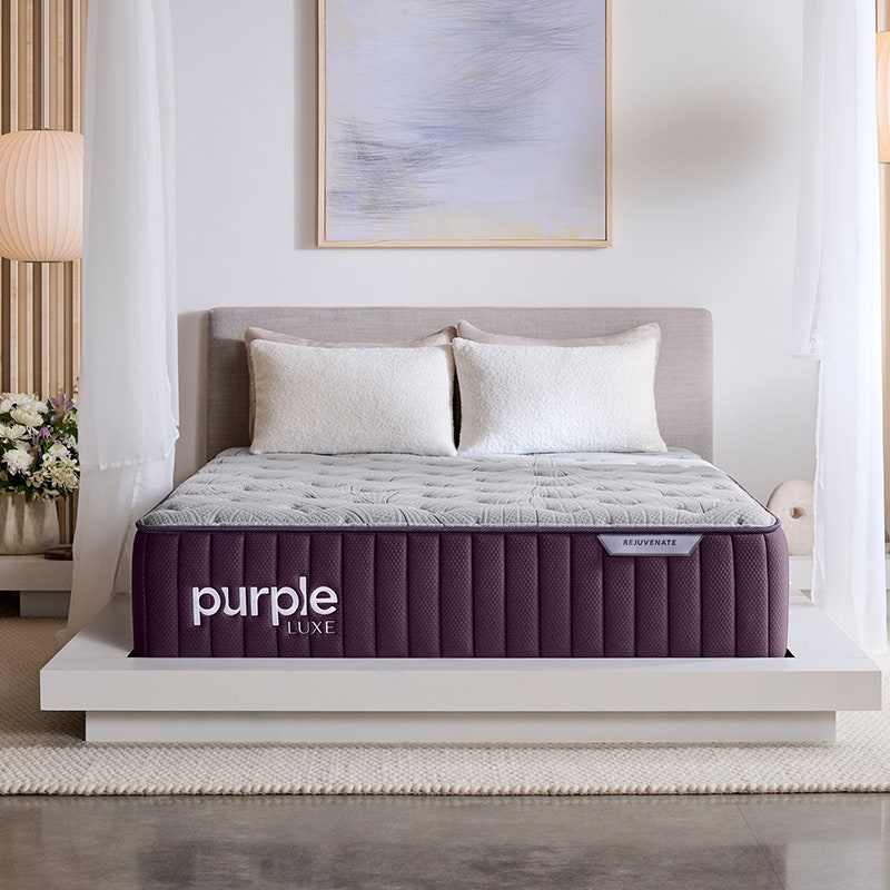 Die Purple Rejuvenate Matratze in einem hell erleuchteten Schlafzimmer