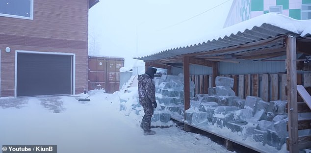 Zu Beginn des Kurzfilms erklärt YouTube-Ersteller und Erzähler Kiun B., dass Aleksandr „seinen Tag fröhlich und früh beginnt und nach draußen geht, um Eis zu sammeln“.
