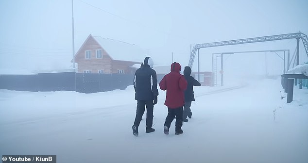 In einer anderen Szene sind einige der Pawlow-Kinder zu sehen, wie sie dem kalten Wetter trotzen, um draußen zu spielen, und wenn ihnen zu kalt wird, gehen sie wieder ins Haus