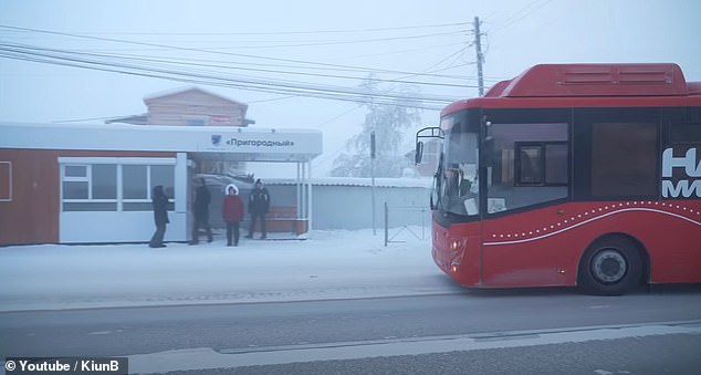 Wie im Film zu sehen ist, sind die Busse rot lackiert, damit sie bei dichtem Nebel oder Schnee besser zu erkennen sind