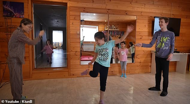 Um ihre Kinder drinnen zu unterhalten, bauten Aleksandr und Oksana für ihre Brut ein Indoor-Fitnessstudio