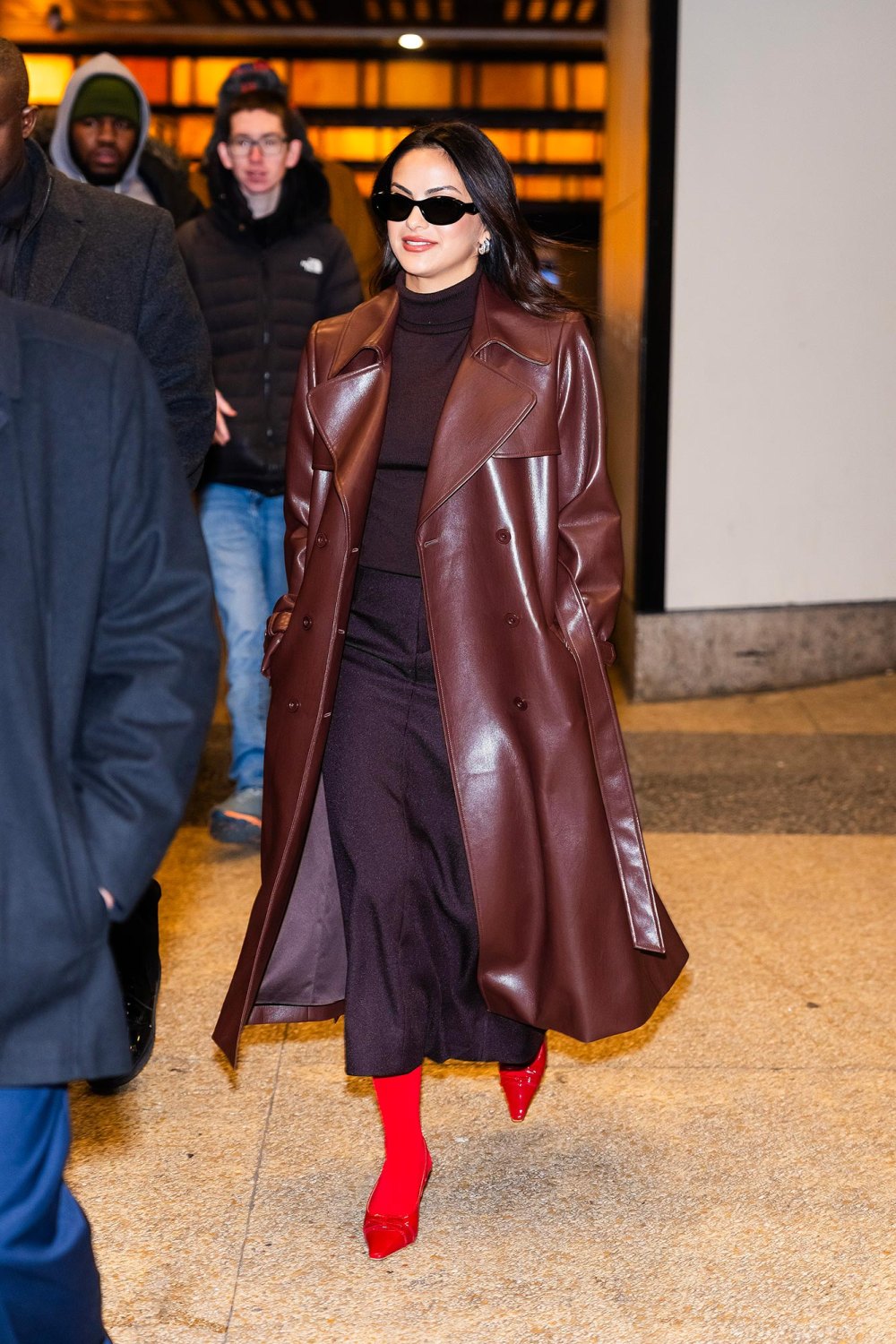 Camila Mendes greift Jennifer Anistons Friends-Garderobe in den neuesten NYC-Looks auf