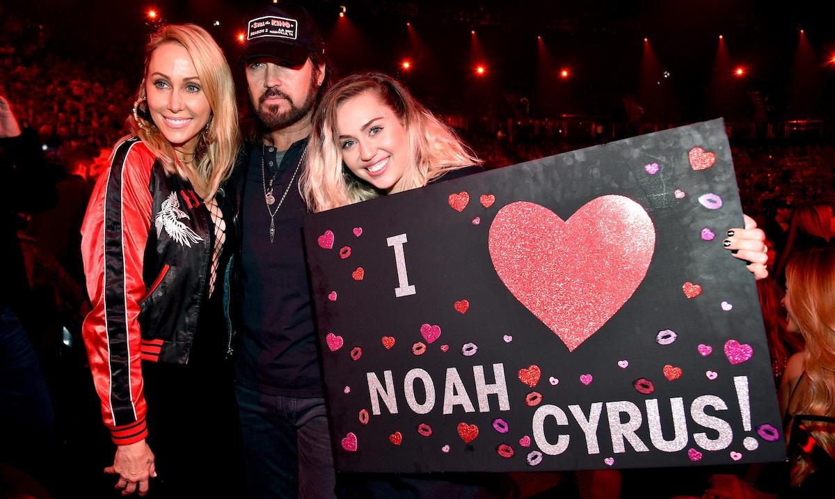 Tish, Billy Ray und Miley Cyrus mit einem "Ich <3 Noah Cyrus!" 2017 anmelden