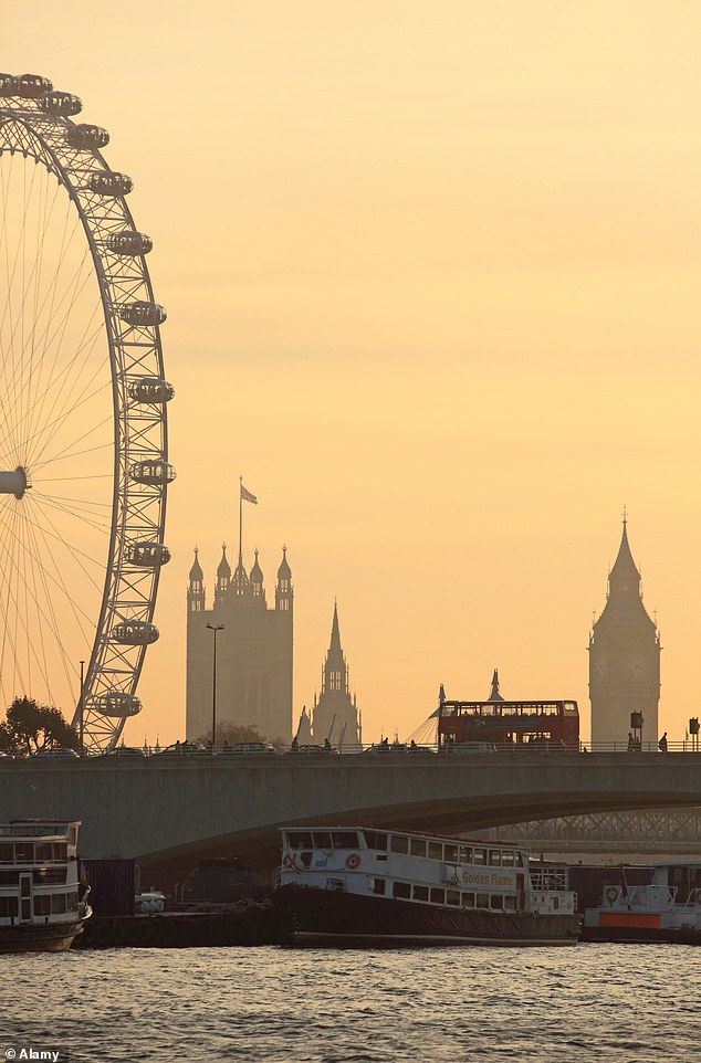 Die Lage des Gebäudes mit seiner atemberaubenden Aussicht auf die Themse, die Westminster Bridge und das London Eye ist einer der Hauptgründe, warum Touristen aus aller Welt in Scharen auf die große Uhr strömen, doch Josh fand, dass die Ufer des Flusses zu nah dafür waren Komfort