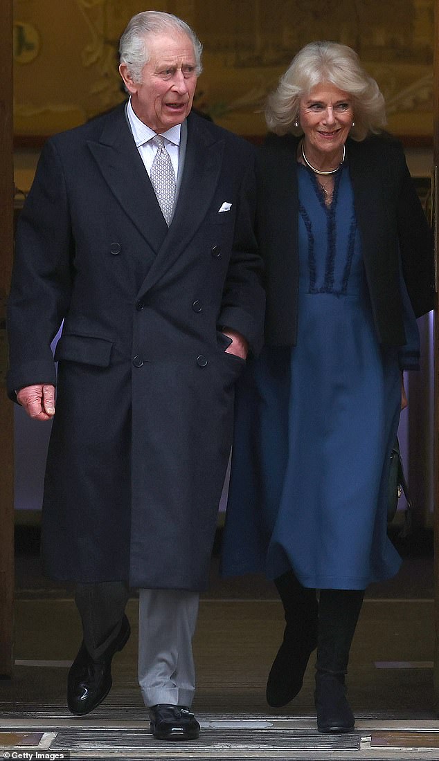 Königin Camilla (im Bild rechts, als sie mit König Charles nach einem Eingriff wegen einer vergrößerten Prostata die Londoner Klinik verlässt) wurde von Prinzessin Anne als „kein Naturtalent“ in der Rolle der Königin beschrieben – sie gibt jedoch zu, dass Camilla dies tut die Arbeit gut