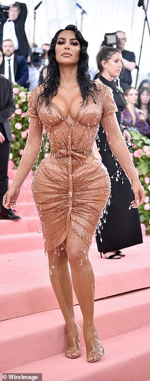 Kanye kritisierte Kim zuvor dafür, dass sie „übermäßig sexualisiert“ sei, wobei er ihre Marke SKIMS ins Visier nahm und auch behauptete, das Wet-Look-Kleid von Thierry Mugler, das sie bei der Met Gala 2019 trug (im Bild), sei „zu sexy“.