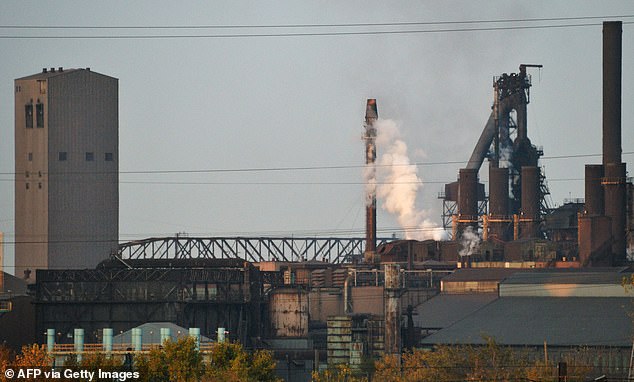 Die Schornsteine ​​von US Steel – die die Quelle für den kometenhaften Aufstieg von Gary, Indiana um die Jahrhundertwende und den Zusammenbruch in den 1970er Jahren waren – sind am 2. November 2011 zu sehen