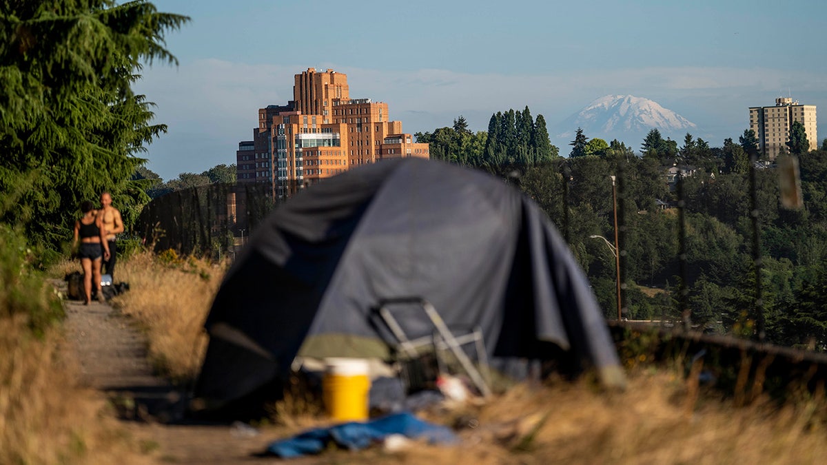 Das Zelt steht an der I-5 in der Nähe von Seattle mit der Stadt im Hintergrund