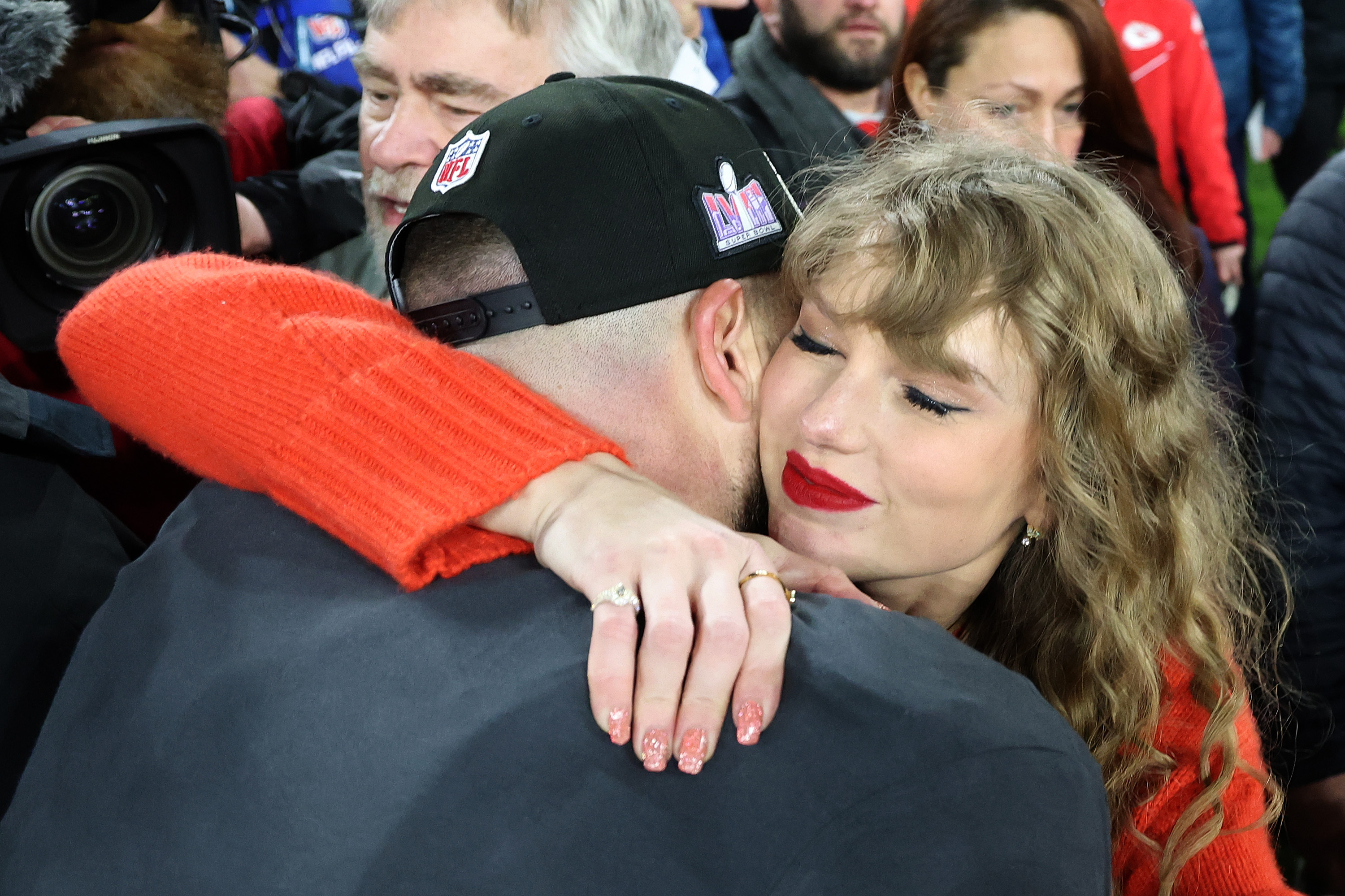 Taylor Swift umarmt Travis Kelce