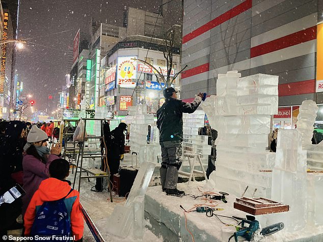 Un-brrrrr-abgabenpflichtig: Das Susokino-Gelände ist Austragungsort des 50. Internationalen Schneeskulpturen-Wettbewerbs (oben)