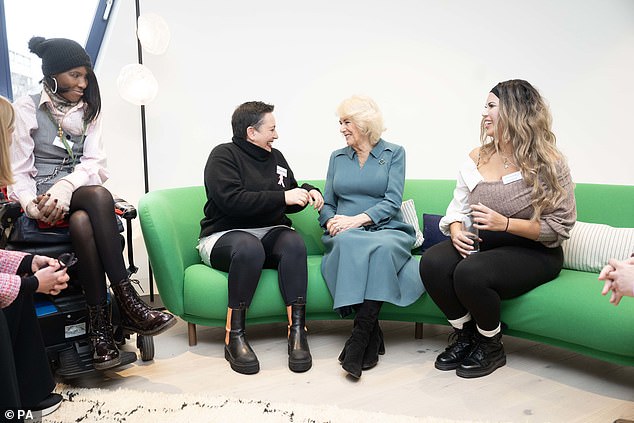 Im Bild: Königin Camilla im Gespräch mit Mitgliedern der Öffentlichkeit, die vom neuen Krebszentrum profitieren