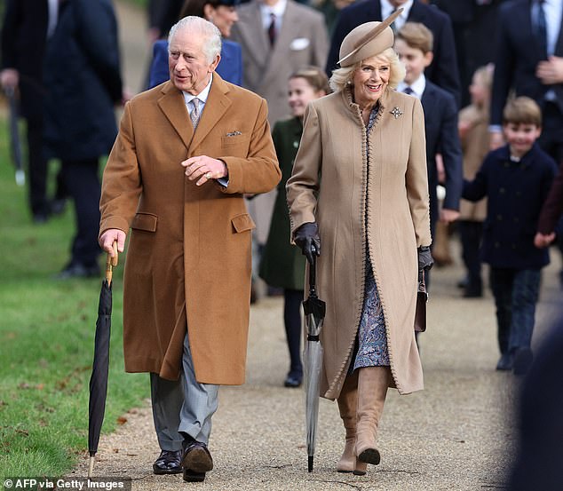 Dame Laura Lee sagte während eines Interviews auf BBC Breakfast, dass Königin Camilla eine „unterstützende Rolle“ für König Charles spielen wird (im Bild am Weihnachtstag 2023).
