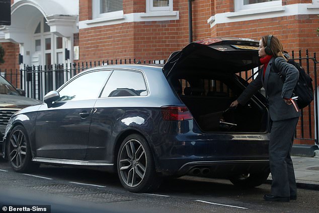 Emma Watson ist im Dezember letzten Jahres mit ihrem Auto in St. John's Wood im Norden Londons abgebildet