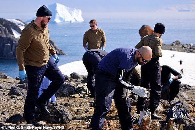 Die Marine hatte bereits 2017 versucht, den Müll von der Insel zu entfernen, aber so viel war im Eis eingefroren, dass sie sieben Jahre später zurückkehren musste
