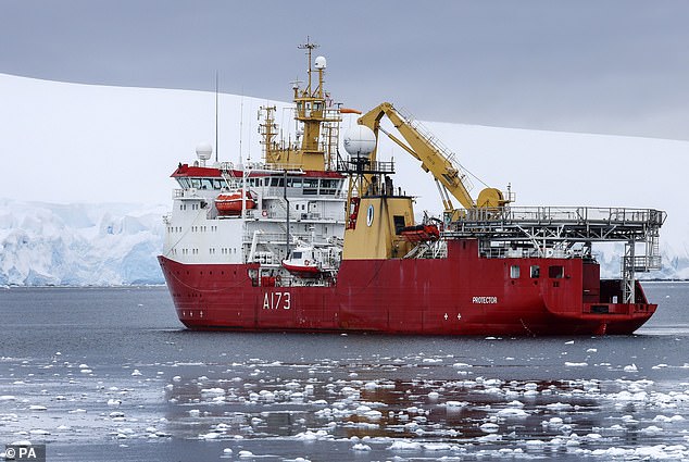 HMS Protector (im Bild) ist das Polarforschungsschiff der Royal Navy und wird derzeit in der Antarktis zur Förderung britischer Interessen und zur Durchsetzung des Antarktisvertrags eingesetzt