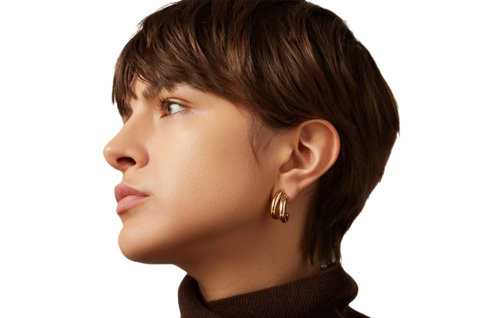 Ein Model trägt goldene Ohrringe