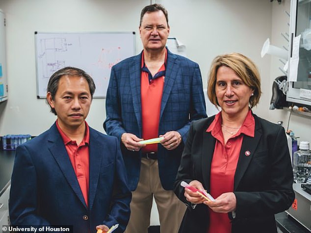 Die Forscher Binh Vu (links), Richard Willson (Mitte) und Katerina Kourentzi (rechts) entwickelten einen Leuchtstabtest, um neu auftretende Biobedrohungen zu identifizieren
