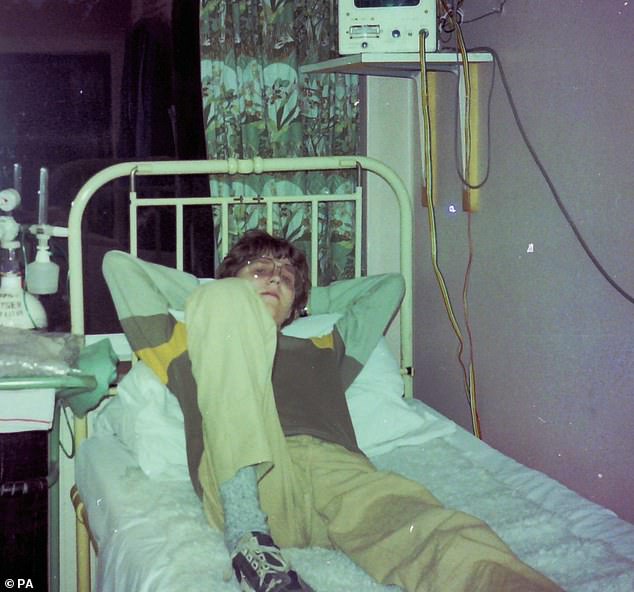Der 57-Jährige (abgebildet im Harefield Hospital im Juni 1984 nach der Transplantation) hat mit seinem Spenderherz nun 39 Jahre überlebt und übertrifft damit den bisherigen britischen Rekord von 38 Jahren