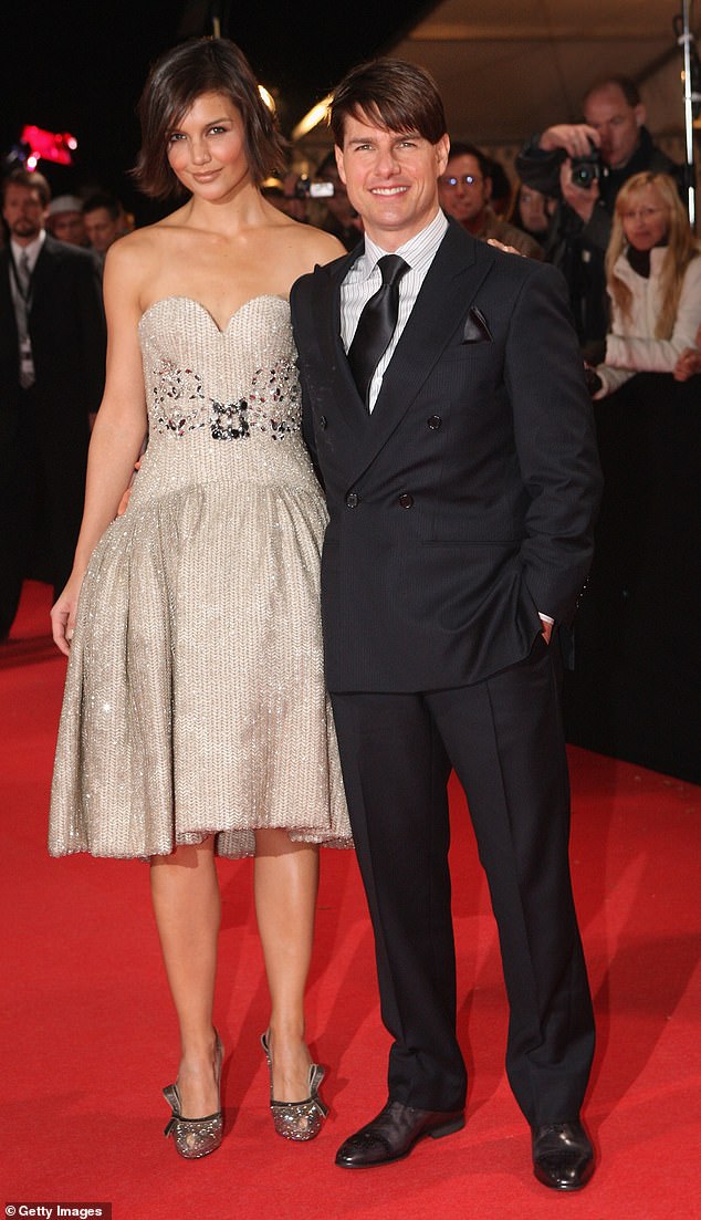 Tom begann eine seiner am meisten beachteten Beziehungen, als er im April 2005 begann, mit der Schauspielerin Katie Holmes auszugehen (Bild 2007).