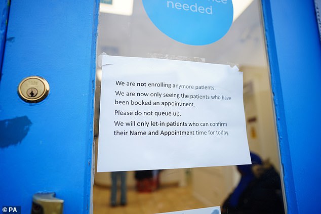 Heute kamen weitere Patienten, die sich nach einem NHS-Zahnarzt sehnen, wurden aber mit einem Schild an der Tür begrüßt, auf dem stand: „Wir nehmen keine weiteren Patienten auf.“  Im Bild das Schild vor der St. Pauls Dental Practice heute Morgen