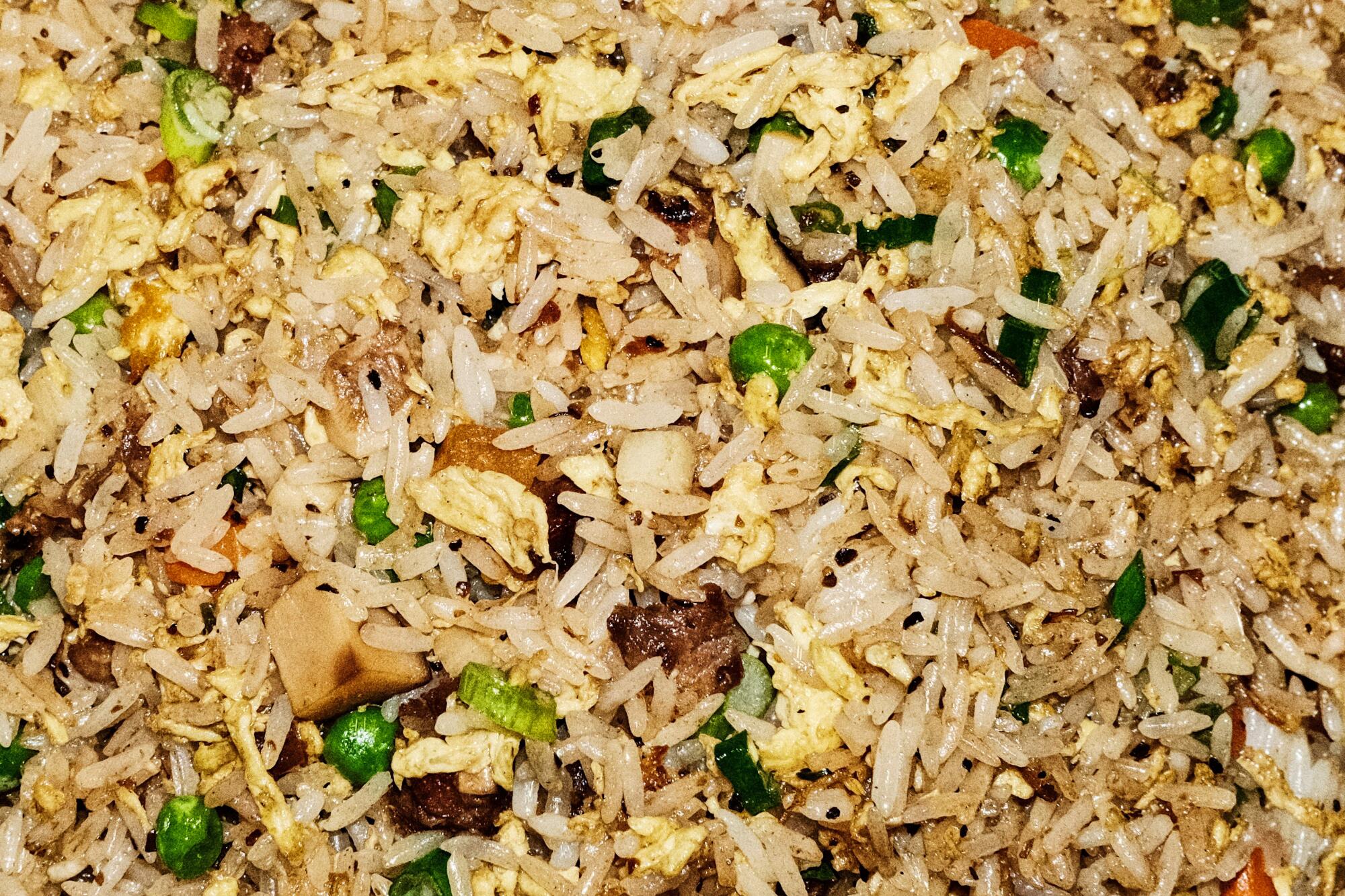 Der gebratene Reis wird bei Array 36 mit Gemüse und Ei bestreut.